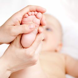 Мышечный гипертонус у младенцев: симптомы, лечение