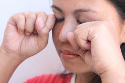 Правый глаз чешется к чему: приметы