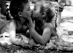 Как поцеловать девушку на свидании?