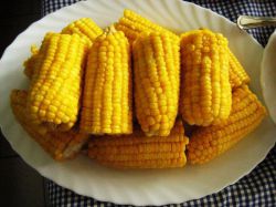 Можно ли вареную кукурузу кормящей маме? Сколько?