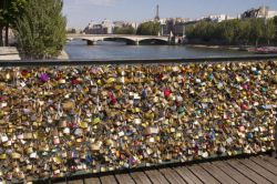 Свадебные замки – это красивый обычай или что-то большее?