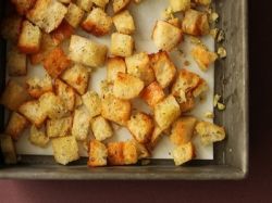  Для любителей остренького: сухарики в духовке с чесноком