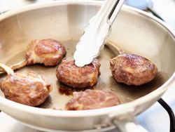 Как пожарить говядину на сковороде: несколько вкусных и сочных рецептов