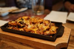 Как приготовить свинину в духовке – несколько универсальных рецептов